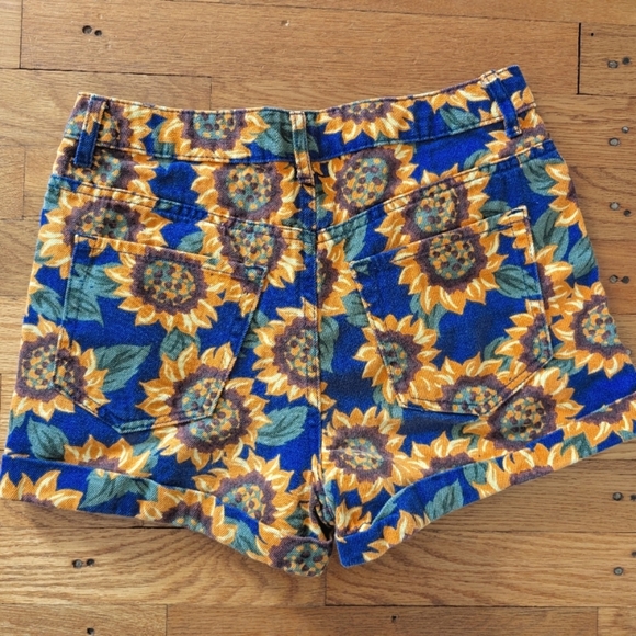 Forever 21 90s Inspired Sunflower Print Shorts - Picture 6 of 6